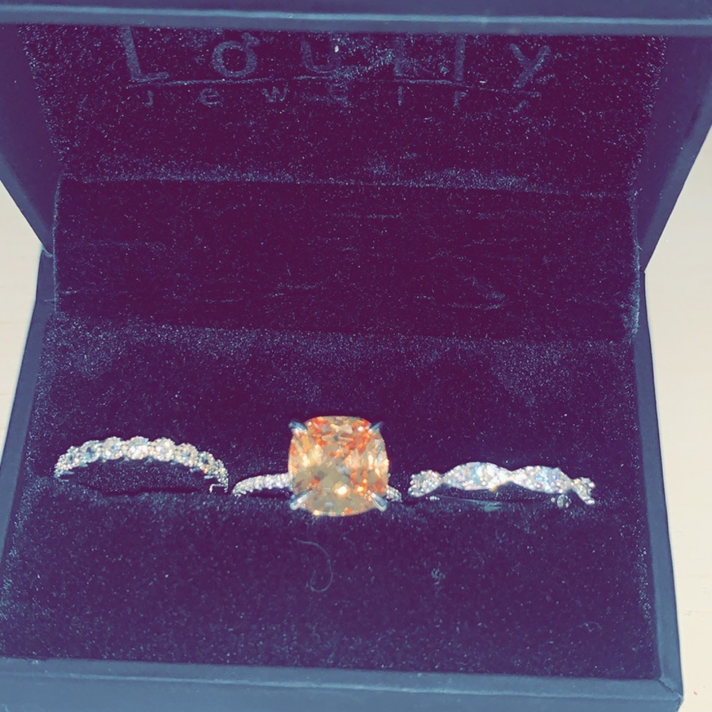 Rose gold ring with two side rings